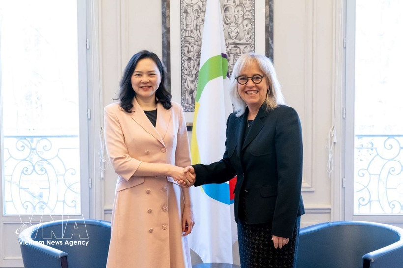 L’administratrice de l’Organisation internationale de la Francophonie (OIF), Caroline St-Hilaire (à droite) et l’ambassadrice du Vietnam, Nguyên Thi Vân Anh, se serrent la main, à Paris, le 12 mars. Photo: VNA