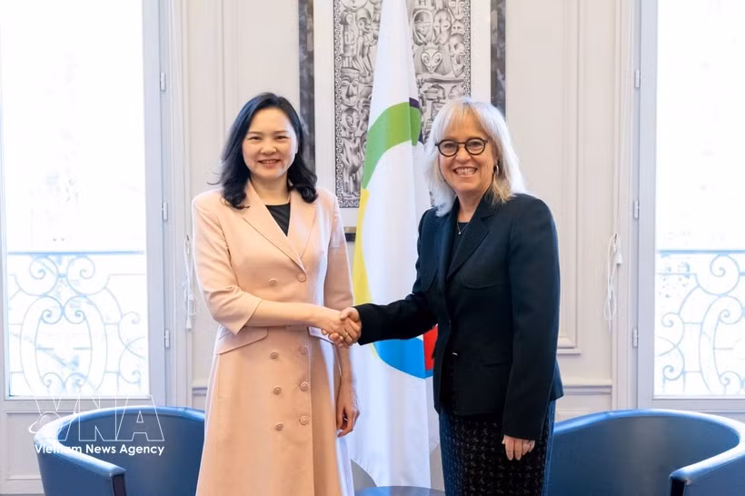 L’administratrice de l’Organisation internationale de la Francophonie (OIF), Caroline St-Hilaire (à droite) et l’ambassadrice du Vietnam, Nguyên Thi Vân Anh, se serrent la main, à Paris, le 12 mars. Photo: VNA