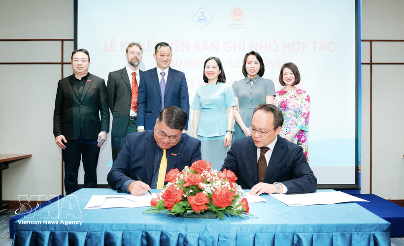 Central Retail Vietnam et Lotte Plaza Market signent un protocole d’accord visant à faciliter l’introduction de produits vietnamiens dans le réseau de distribution de Lotte Plaza aux États-Unis. Photo: VNA