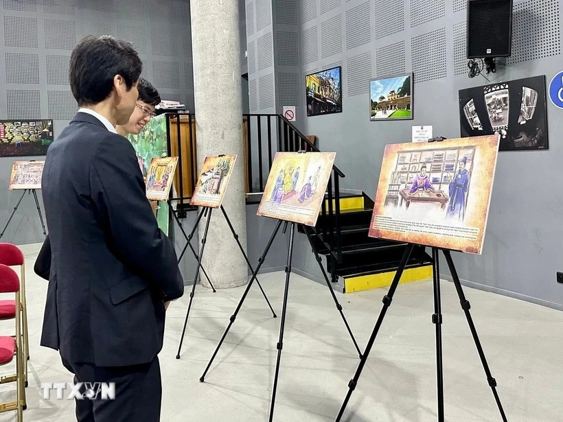 Présentation des peintures sur le complexe Yên Tu – Vinh Nghiêm – Con Son – Kiêp Bac à des ambassadeurs à Paris. Photo: VNA