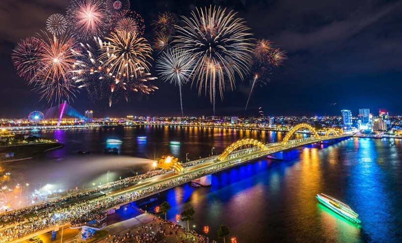 Le pont du Dragon (Cau Rông) est l'un des plus célébres de Dà Nang. Il crache du feu et de l'eau pendant un spectacle tous les week end à partir de 21h. Photo: Internet