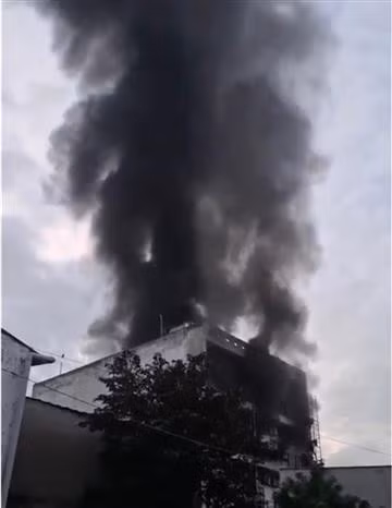 Les flammes s'élevant de l'incendie d’une pension de famille dans lle quartier Tang Nhon Phu, ville de Thu Duc. Photo : VNA