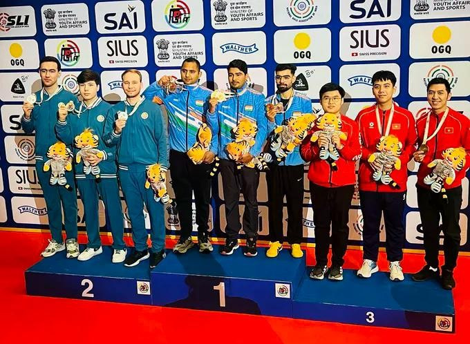 Le tireur Pham Quang Huy et ses coéquipiers ont remporté la médaille de bronze pour l'équipe vietnamienne de tir. Photo : thethao.sggp.org.vn