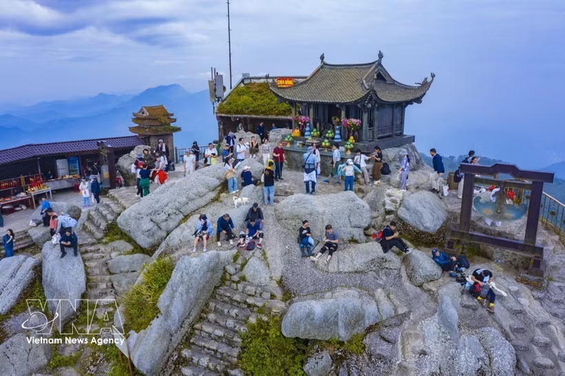 La fameuse pagode de bronze au sommet du mont Yên Tu, à plus de 1.000 m d'altitude. Photo : VNA