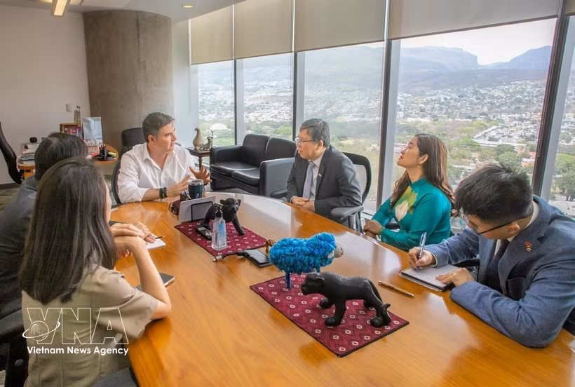 Le ministre de l'Économie, Luis Pedrero, s'entretient avec l'ambassadeur du Vietnam au Mexique, Nguyên Van Hai. Photo: VNA