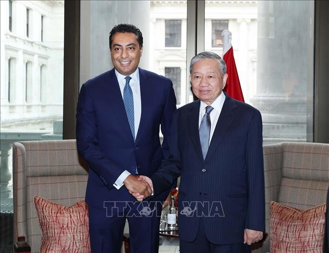 Le secrétaire général du Parti communiste du Vietnam, Tô Lâm (à droite) serre la main du directeur général de Standard Chartered Bank, Saif Malik. Photo : VNA