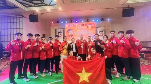 Les combattants vietnamiens posent pour des photos après le Championnat d’Asie du Sud-Est de Pencak Silat 2025, qui s’est terminé en Thaïlande le 14 octobre. Photo : Equipe sportive du Vietnam