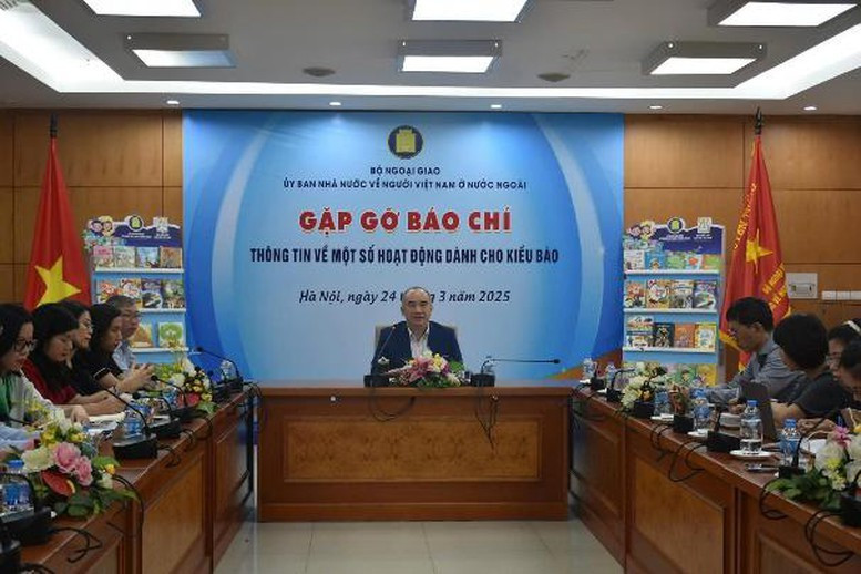Le vice-président du Comité d’Etat chargé des Vietnamiens résidant à l’étranger Nguyên Manh Dông lors de la rencontre avec la presse. Photo: baochinhphu.vn