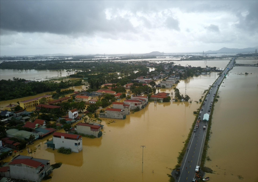 La plupart des maisons dans la commune de Nông Công, dans la province de Thanh Hoa (Centre) ont été submergés par les eaux à cause de l'impact de la tempête Bualoi et des fortes pluies prolongées. Photo : VNA
