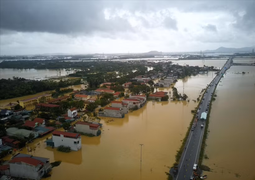 La plupart des maisons dans la commune de Nông Công, dans la province de Thanh Hoa (Centre) ont été submergés par les eaux à cause de l'impact de la tempête Bualoi et des fortes pluies prolongées. Photo : VNA
