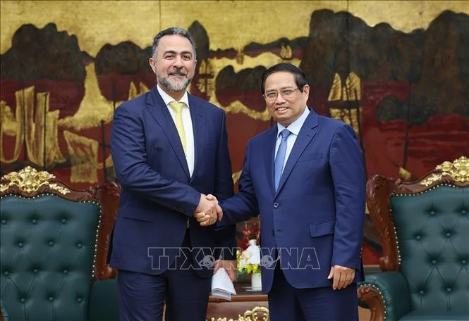 Le Premier ministre Pham Minh Chinh (à droite) serre la main du vice-président chargé des opérations de l’Autorité d’investissement d’Oman (OIA), le cheikh Nasser bin Suliman Al Harthi, à Hanoi, le 29 mai. Photo : VNA