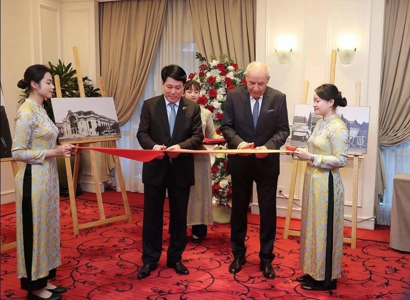 Le président vietnamien Luong Cuong (deuxième à gauche) et le président hongrois Sulyok Tamas (deuxième à droite) ont coupé le ruban pour inaugurer l’exposition, à Hanoi, le 28 mai. Photo : VNA