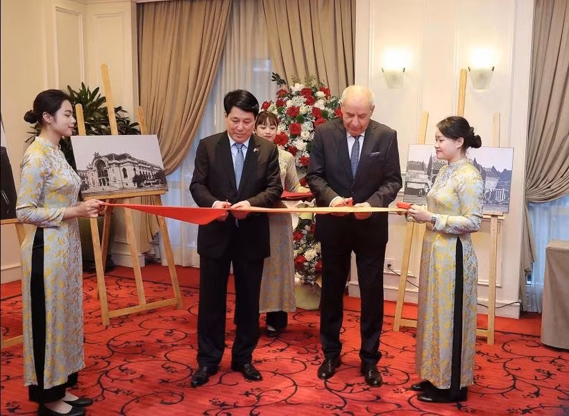 Le président vietnamien Luong Cuong (deuxième à gauche) et le président hongrois Sulyok Tamas (deuxième à droite) ont coupé le ruban pour inaugurer l’exposition, à Hanoi, le 28 mai. Photo : VNA