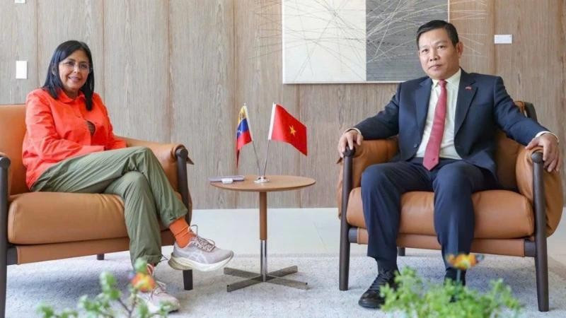 La vice-présidente exécutive du Venezuela, Delcy Rodríguez (à gauche) recevant l’ambassadeur du Vietnam au Venezuela, Vu Trung My, le 15 avril. Photo : ambassade du Vietnam au Venezuela