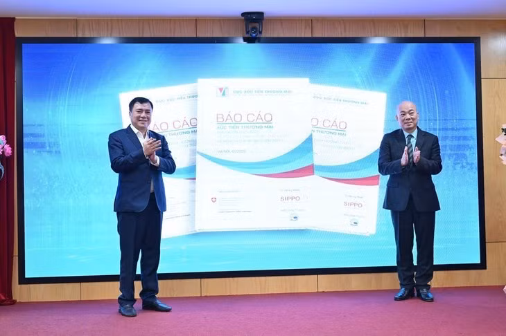 Cérémonie de présentation du rapport sur la promotion du commerce pour la période 2021-2025 et du plan d'action et d'orientation stratégique pour la promotion du commerce pour la période 2026-2030. Photo: moit.gov.vn