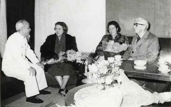 Le président Hô Chi Minh accueille Loseby, sa femme et sa fille à Hanoï en 1960. Photo d'archives : Musée Hô Chi Minh