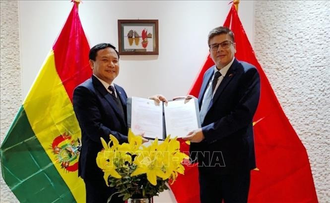 L’ambassadeur du Vietnam au Brésil concurremment en Bolivie, Bui Van Nghi (à gauche), remet à Miguel Ángel Pérez la décision du vice-Premier ministre et ministre des Affaires étrangères de le nommer au poste de consul honoraire du Vietnam en Bolivie. – VNA 