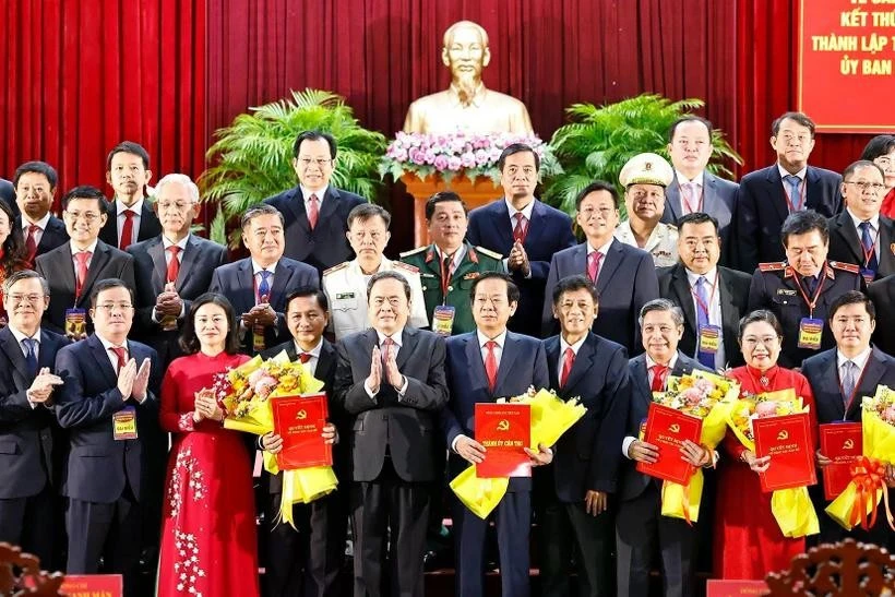 Le président de l’Assemblée nationale, Trân Thanh Mân (5e à partir de la gauche, au premier plan), présente les décisions du Politburo et du Secrétariat du Comité central du Parti au Comité du Parti, à son Bureau permanent, au Secrétaire et aux Secrétaires adjoints de la ville de Cân Tho, le 30 juin. Photo : VNA