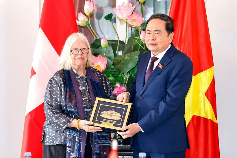Le président de l’Assemblée nationale du Vietnam, Trân Thanh Mân, (à droite), remet un cadeau à la présidente de l’Association d’amitié Suisse-Vietnam, Anjuska Marija Weil, le 28 juillet. Photo : VNA