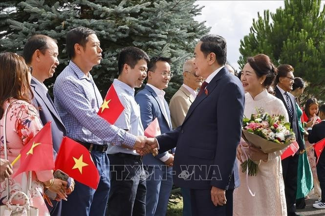 Le président de l’Assemblée nationale, Trân Thanh Mân, et son épouse rencontrent des responsables et du personnel de la Mission vietnamienne auprès des Nations Unies et d’autres organisations internationales à Genève, de l’ambassade du Vietnam et de la communauté vietnamienne en Suisse, le 27 juillet. Photo : VNA