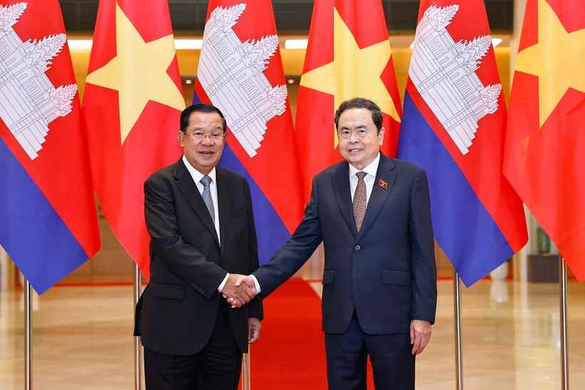 Le président de l’Assemblée nationale du Vietnam, Trân Thanh Mân (à droite) serre la main du président du Parti du peuple cambodgien (PPC) et président du Sénat du Cambodge, Hun Sen, à Hanoi, le 1er septembre. Photo : VNA