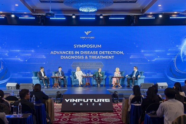 Présence des experts au symposium international sur le thème «Progrès en matière de dépistage, de diagnostic et de traitement des maladies », à Hanoi, le 3 novembre. Photo : VNA