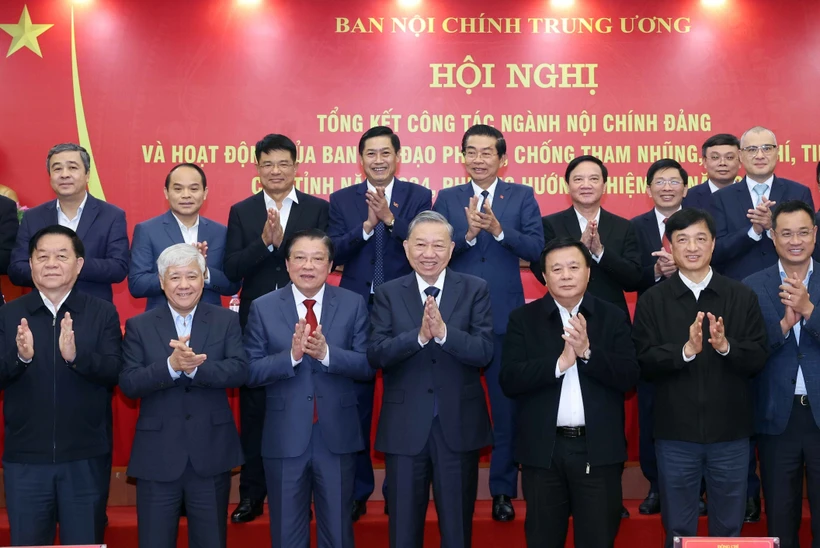 Le secrétaire général du Parti, Tô Lâm (centre, premier rang) pose avec les délégués lors de la conférence récapitulative du secteur des affaires intérieures du Parti, à Hanoi, le 31 décembre. Photo: VNA