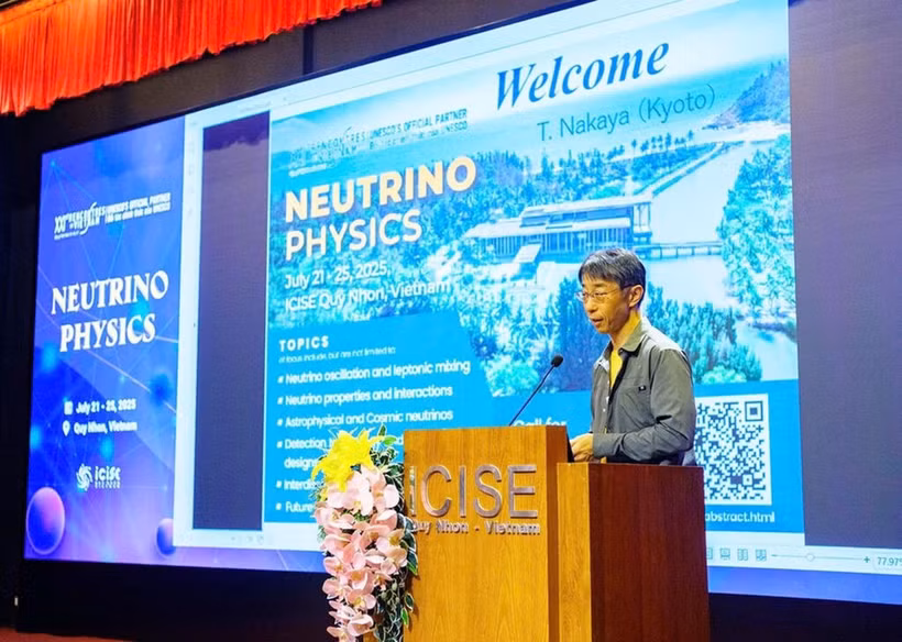 Le professeur Tsuyoshi Nakaya à la conférence internationale sur la physique des neutrinos, du 22 au 25 juillet 2025 à l'ICISE. Photo: CVN