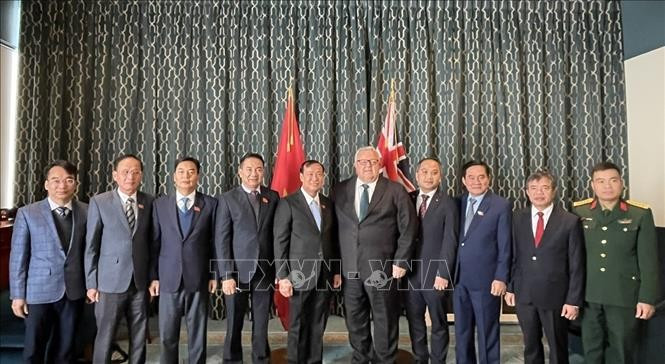 Le président de la Chambre des représentants de Nouvelle-Zélande, Gerry Brownlee (5e à partir de la droite) et la délégation vietnamienne. Photo : VNA