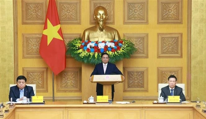 Le Premier ministre Pham Minh Chinh (debout) souhaite que les entreprises chinoises tirent parti du Vietnam comme pôle de production. Photo : VNA