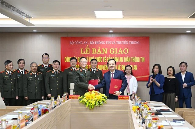 Le vice-ministre de l’Information et de la Communication, Pham Duc Long, et le vice-ministre de la Sécurité publique, Pham Thê Tung, signent le procès-verbal de transfert de fonction de protection de la cybersécurité entre les deux ministères. Photo: chinhphu.vn