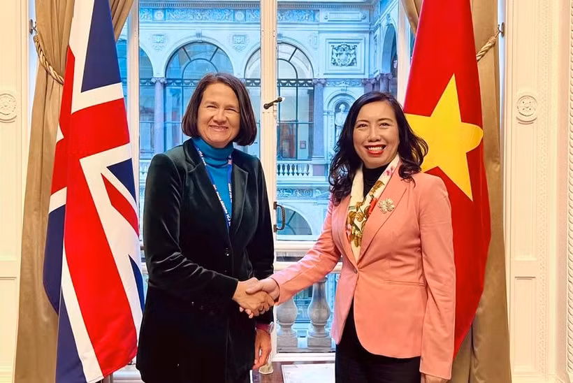 La sous-secrétaire d’État parlementaire au ministère britannique des Affaires étrangères, du Commonwealth et du Développement, Catherine West (à gauche) et la vice-ministre vietnamienne des Affaires étrangères, Lê Thi Thu Hang. Photo : VNA