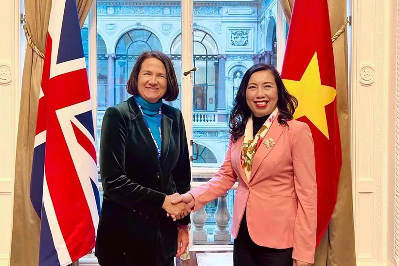 La sous-secrétaire d’État parlementaire au ministère britannique des Affaires étrangères, du Commonwealth et du Développement, Catherine West (à gauche) et la vice-ministre vietnamienne des Affaires étrangères, Lê Thi Thu Hang. Photo : VNA