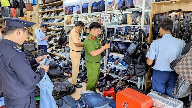 L'équipe interdisciplinaire de la province de An Giang a inspecté, découvert et saisi une grande quantité de marchandises d'origine inconnue dans un magasin du centre de la ville de Long Xuyên. Photo: VNA