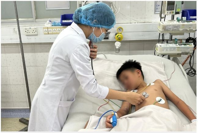 Une médecin traite un enfant atteint de dengue sévère au Service des urgences et des soins intensifs de l'Hôpital des maladies tropicales de Hô Chi Minh-Ville. Photo : VNA 