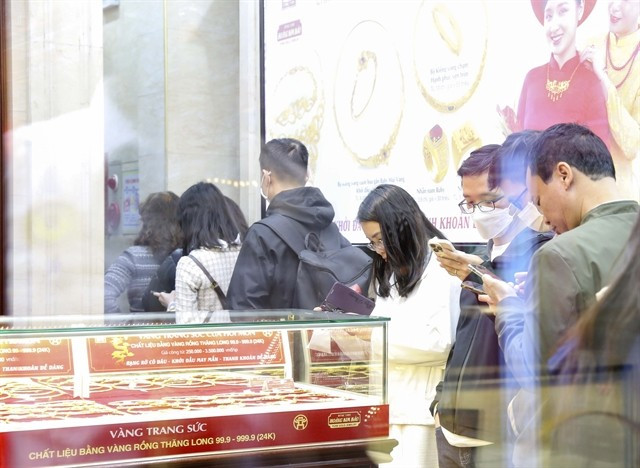 Des acheteurs font la queue devant un magasin d’or à Hanoi. La Banque d’État du Vietnam envisage la création d’une bourse de l’or. Photo : VNA