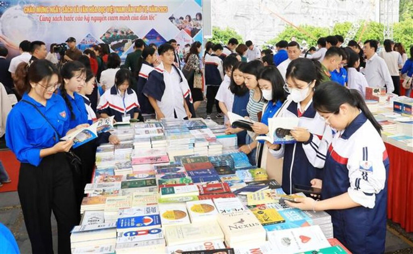 La Journée du livre et de la culture de la lecture au Vietnam attire un grand nombre de lecteurs, notamment des élèves et des étudiants de la province de Diên Biên (Nord). Photo : VNA