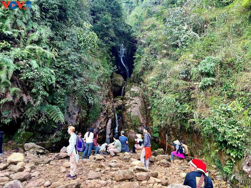 Pause des touristes près d'une cascade. Photo: VOV
