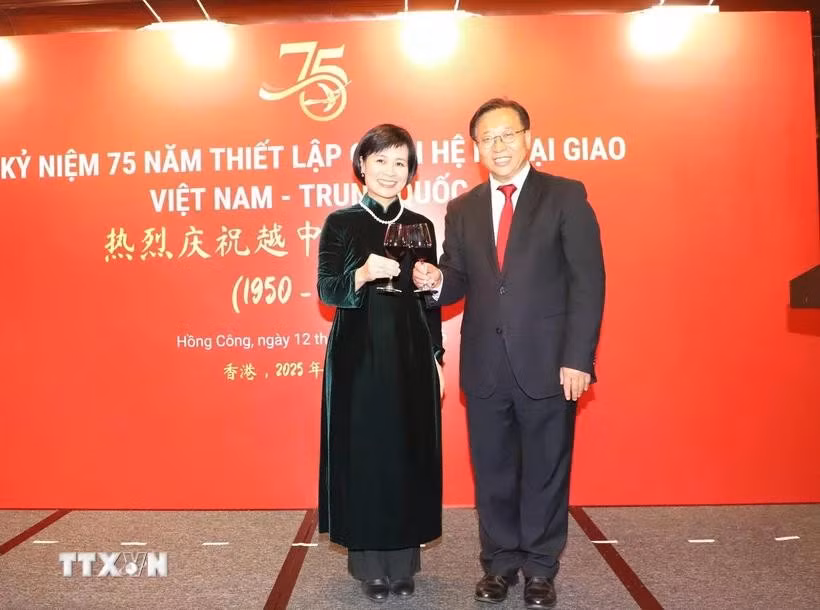 La consule générale du Vietnam Lê Duc Hanh (à gauche) et le commissaire du ministère chinois des Affaires étrangères à Hong Kong Cui Jianchun lors de la célébration. Photo : VNA