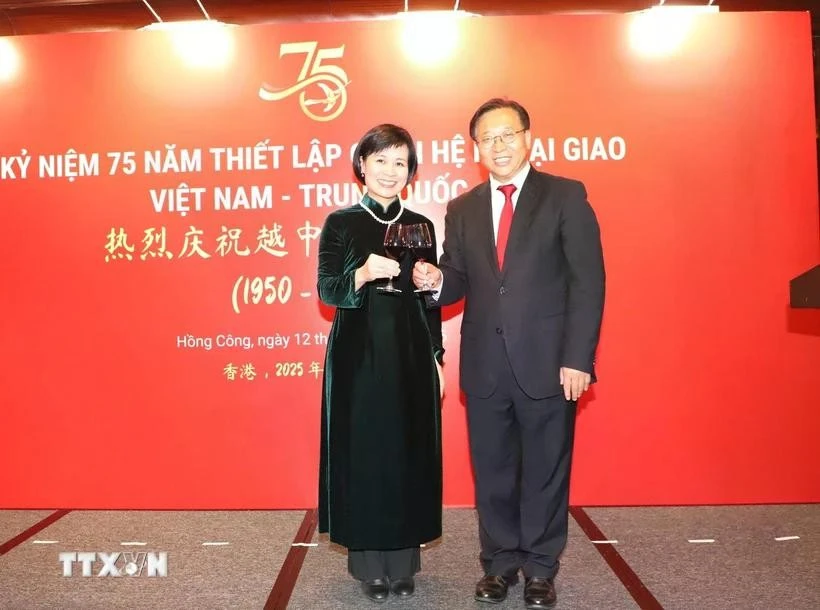 La consule générale du Vietnam Lê Duc Hanh (à gauche) et le commissaire du ministère chinois des Affaires étrangères à Hong Kong Cui Jianchun lors de la célébration. Photo : VNA