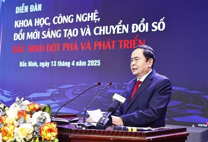 Le président de l'Assemblée nationale, Trân Thanh Mân, s'exprime lors du forum sur la science, la technologie, l'innovation et la transformation numérique à Bac Ninh Photo : VNA