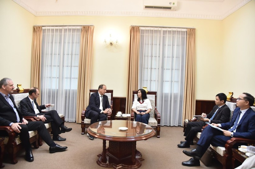 La vice-ministre des Affaires étrangères, Lê Thi Thu Hang (à droite), et Thomas Mitchell Little, président-directeur général de Jadestone Energy Plc, basée au Royaume-Uni. Photo : ministère des Affaires étrangères