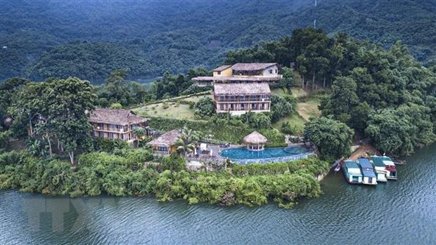 Mai Châu Hideaway sur les berges du lac Hoa Binh. Photo: VNA