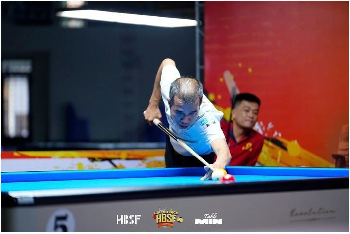 Trân Quyêt Chiên s'impose face à Nguyên Nhât Hoa en finale du carambole à 3 bandes. Photo: nld.com.vn