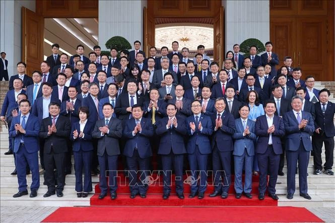Le Premier ministre Pham Minh Chinh (au centre, première rangée) pose pour une photo de groupe lors de l’événement. Photo : VNA