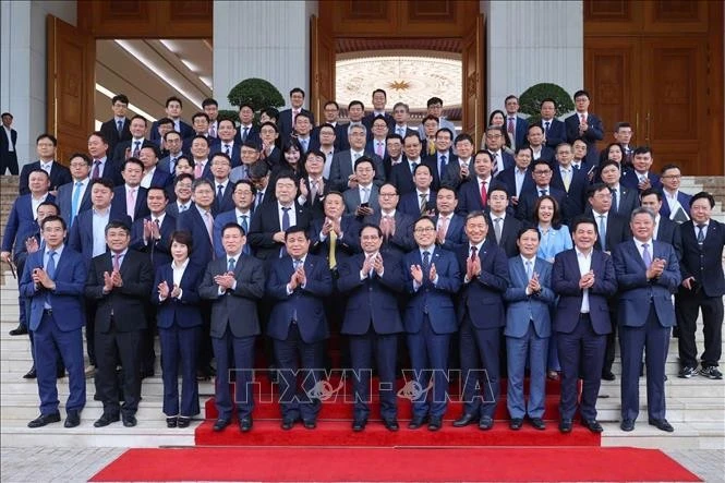 Le Premier ministre Pham Minh Chinh (au centre, première rangée) pose pour une photo de groupe lors de l’événement. Photo : VNA