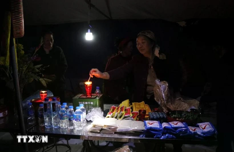 Les chuchotis restent de mise dans ce marché à la belle étoile sans cabanes, ni lampes à acétylène. Photo: VNA