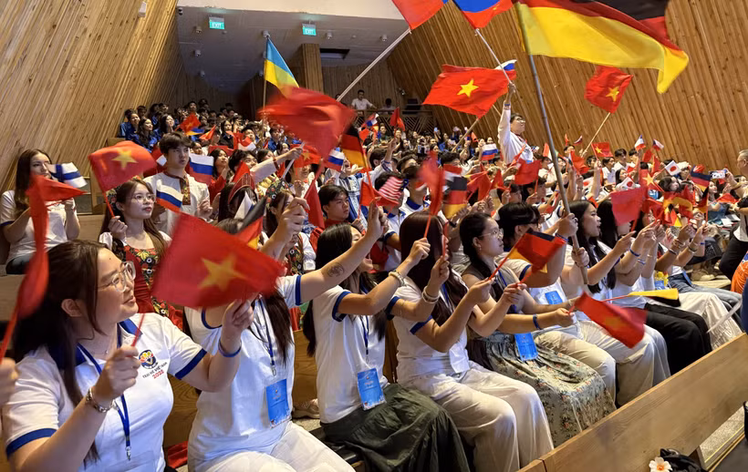 Des jeunes et des étudiants vietnamiens de 31 pays et territoires tels que l'Allemagne, le Canada, le Cambodge, la Thaïlande, les États-Unis, la Hongrie, la République tchèque... ont assisté à la cérémonie d'ouverture du camp d’été 2025 au Vietnam, le 16 juillet 2025. Photo : VNA