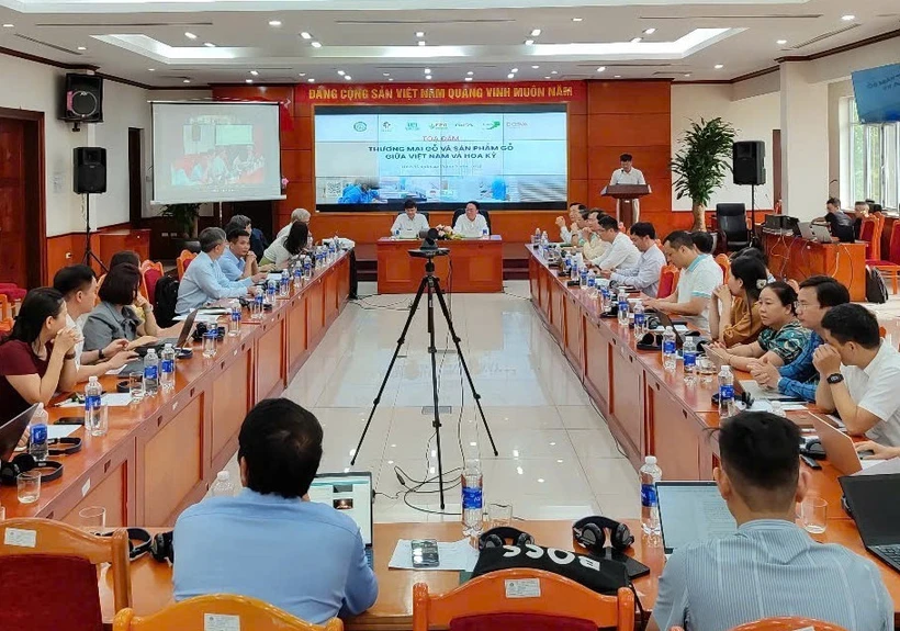 Table ronde sur le commerce du bois et des produits dérivés entre le Vietnam et les États-Unis est organisé le 24 juin par le Département des forêts et de la protection des forêts du ministère de l’Agriculture et de l’Environnement, les principales associations vietnamiennes du bois et Forest Trends. Photo : VNA
