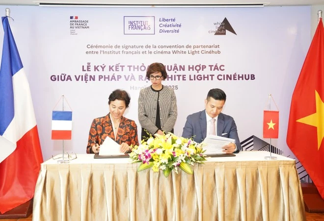 Lors de la cérémonie de signature d'un protocole d'accord entre White Light Cinéhub et l'Institut français. Photo : VietnamPlus